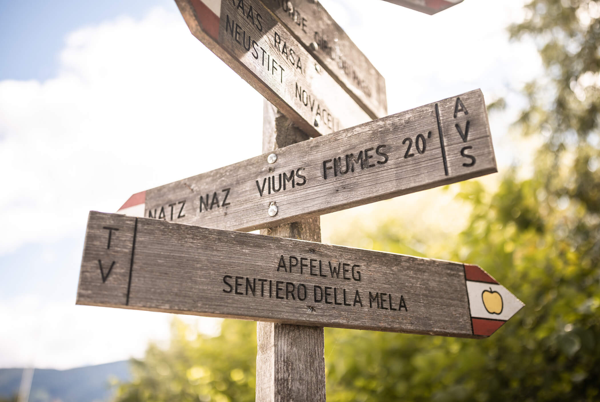 Signpost to the apple trail - Schirmerhof