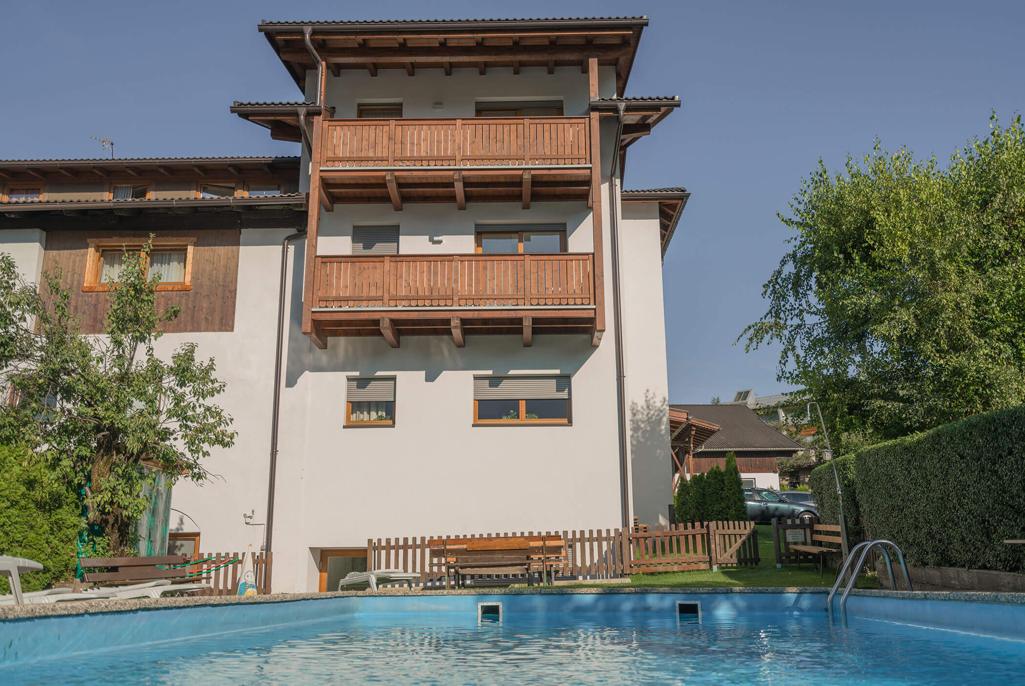 Der Außenpool mit Blick auf den Schirmerhof