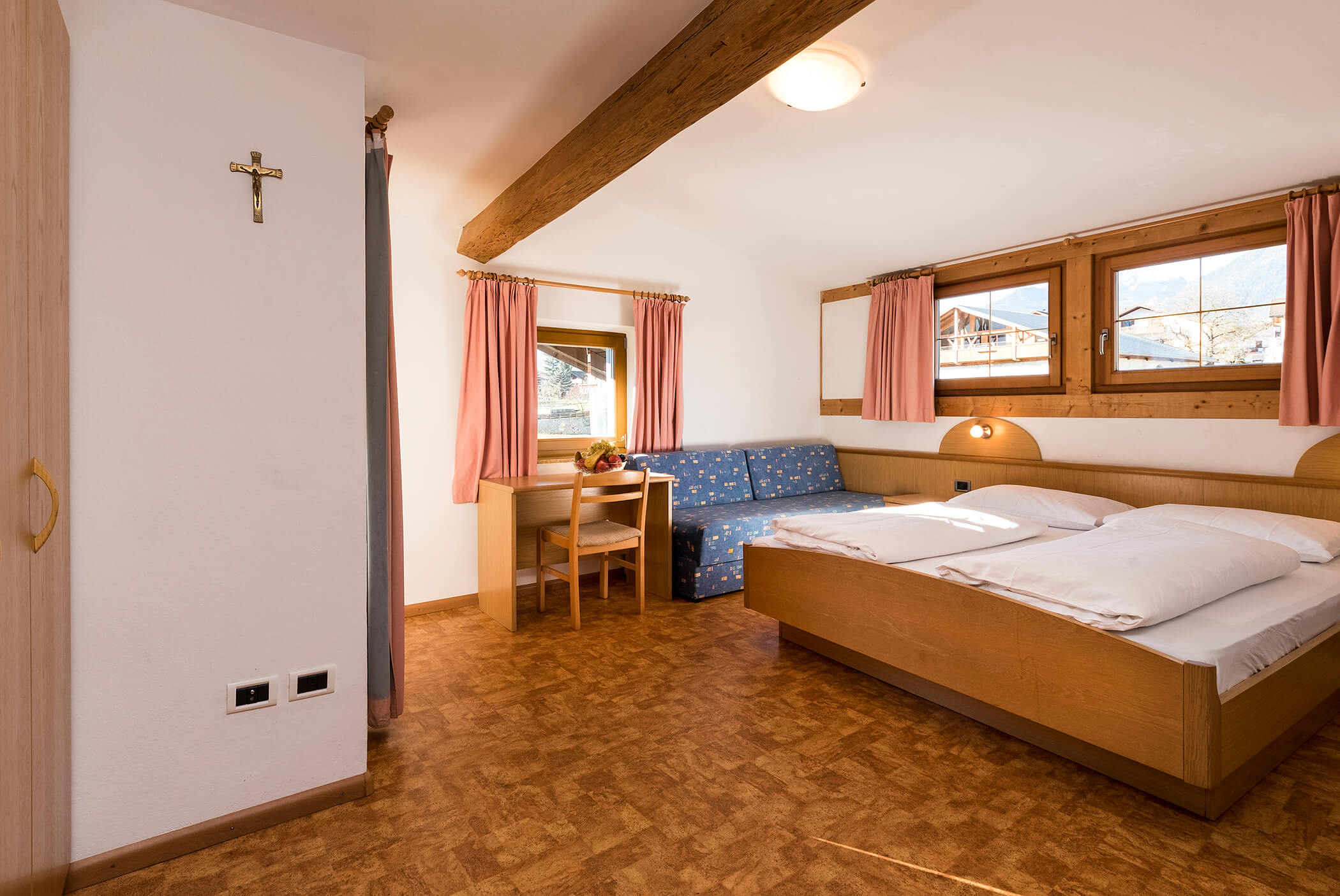 Bedroom with double bed and sofa - Schirmerhof