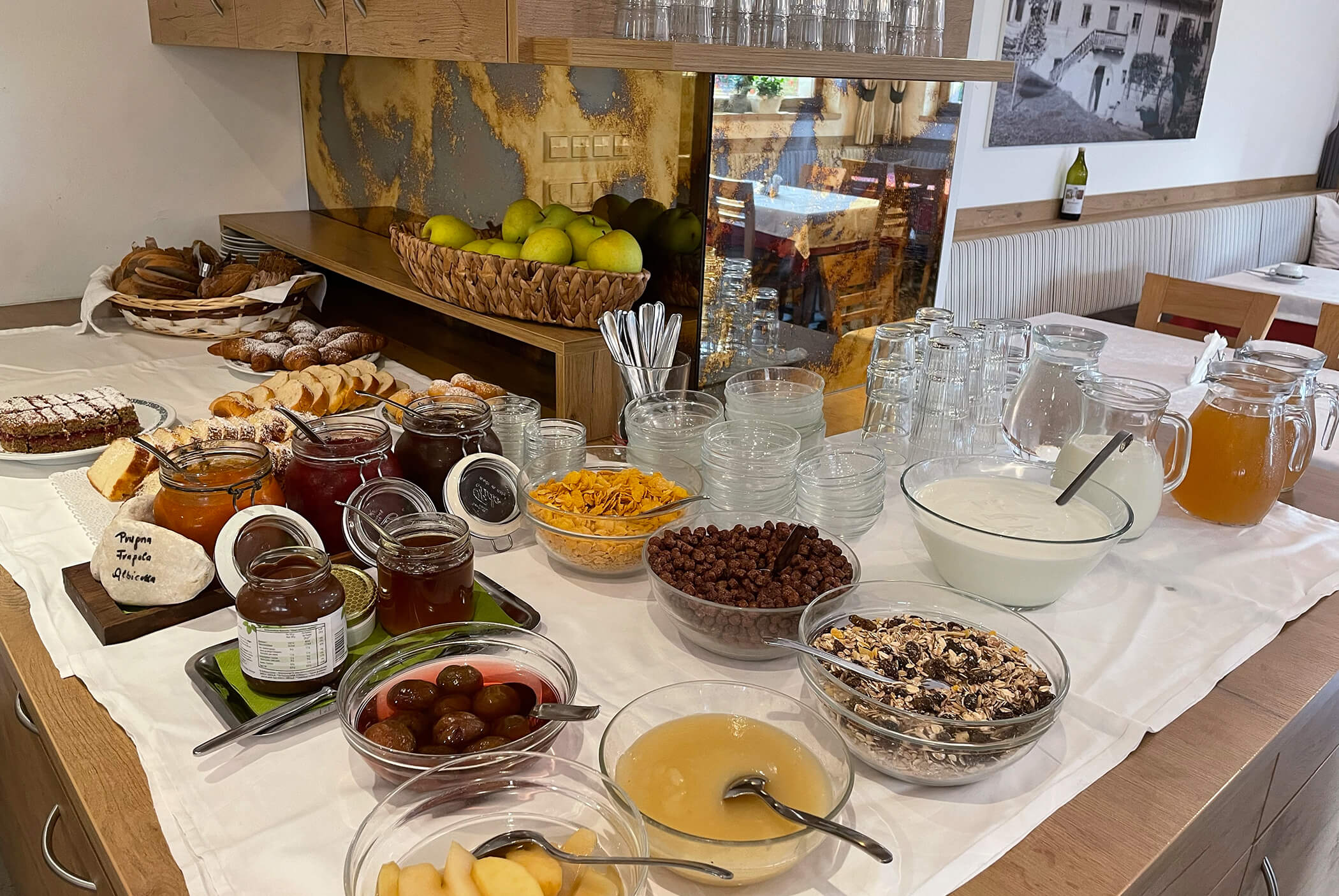 Breakfast buffet with muesli, yogurt and jams - Schirmerhof