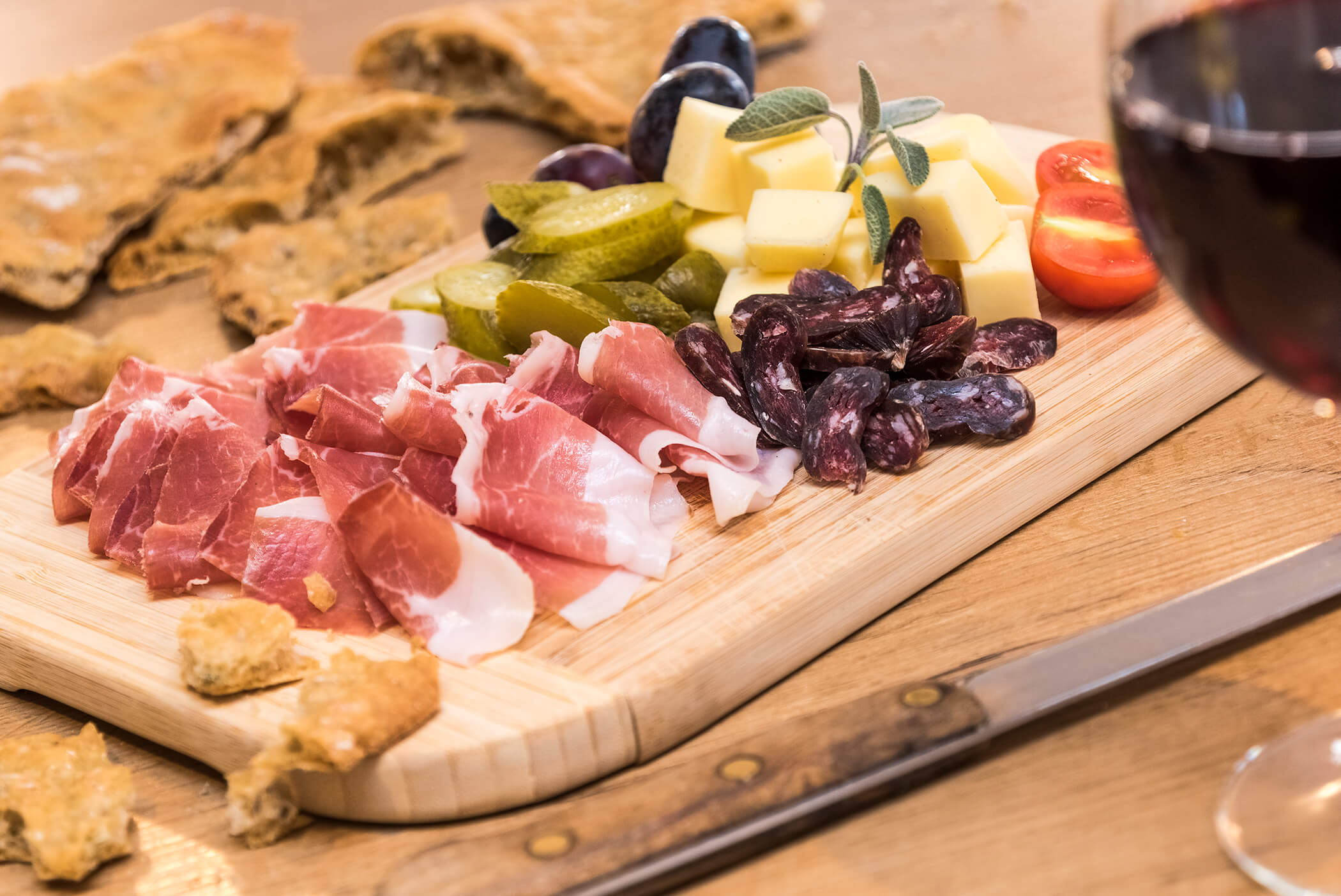 Tiroler Wurstplatte mit Speck, Kaminwurzen, Käse, Tomaten und Schüttelbrot - Schirmerhof