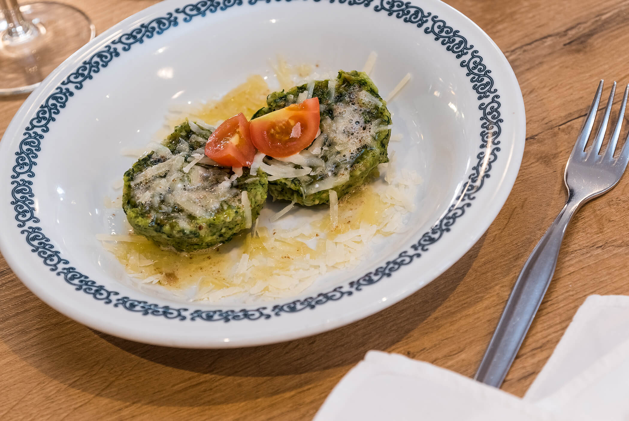Spinatknödel mit Butter, Parmesan und firschen Tomaten -Schirmerhof
