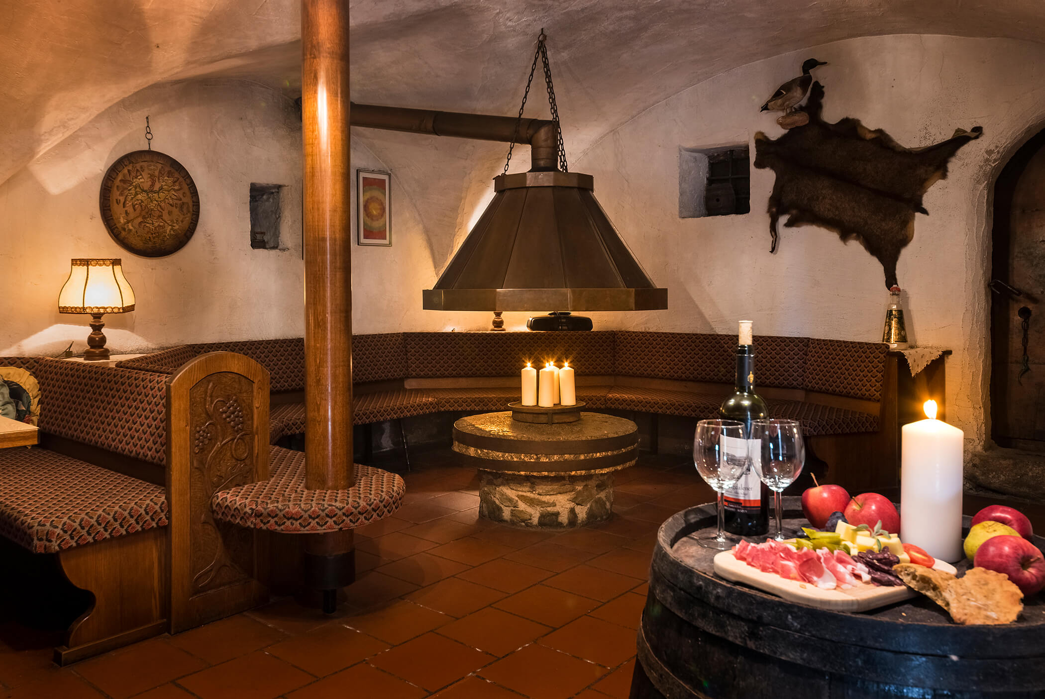 Speisesaal mit typischen Südtiroler Produkten - Schirmerhof