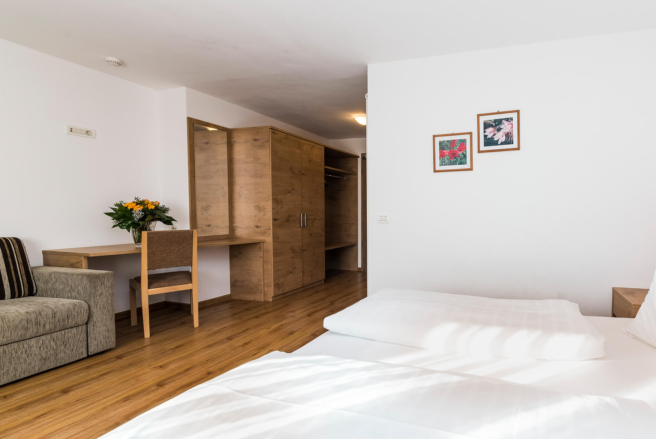 Bedroom with double bed, sofa, wardrobe and closet - Schirmerhof