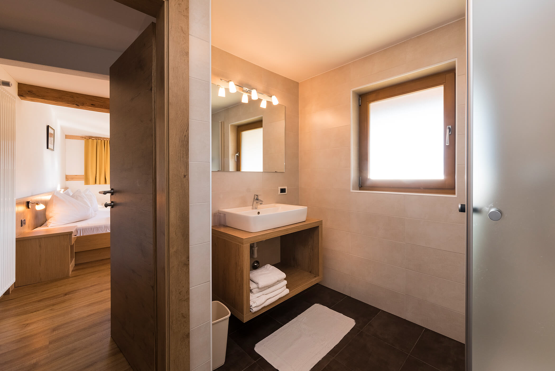 Modern bathroom with washbasin and large mirror - Schirmerhof