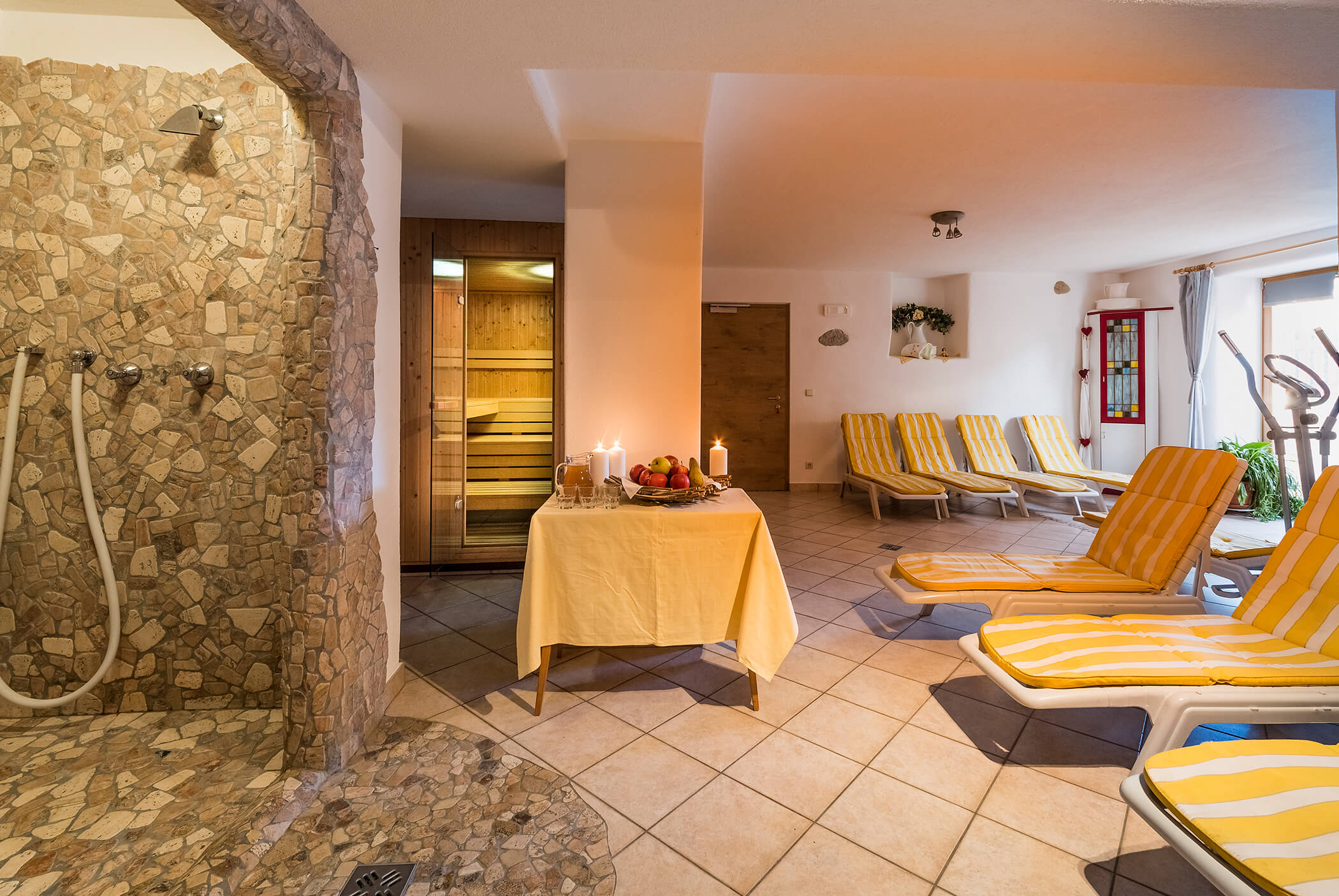 Wellness area with loungers, sauna and shower - Schirmerhof